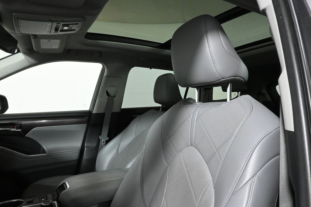 Thumbnail: 2021 Toyota Highlander - 4