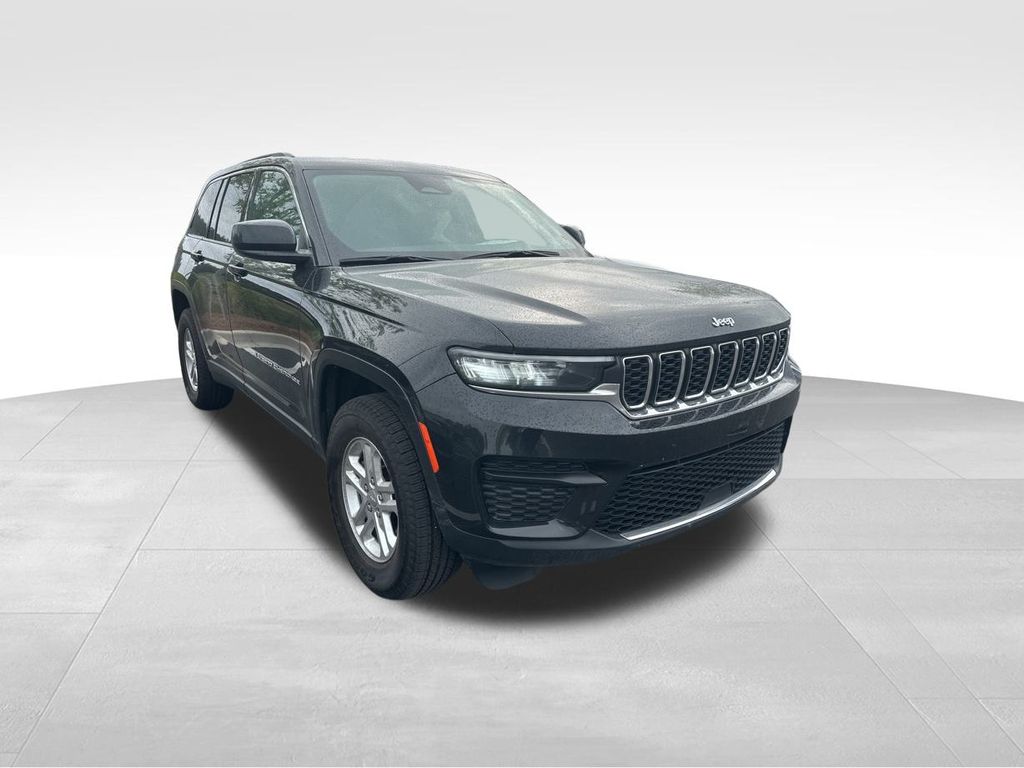 2023 Diamond Black Crystal Pearlcoat Jeep Grand Cherokee Laredo 4X4 SUV