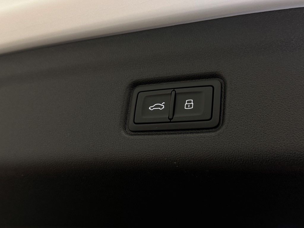 2025 Audi e-tron Premium 24