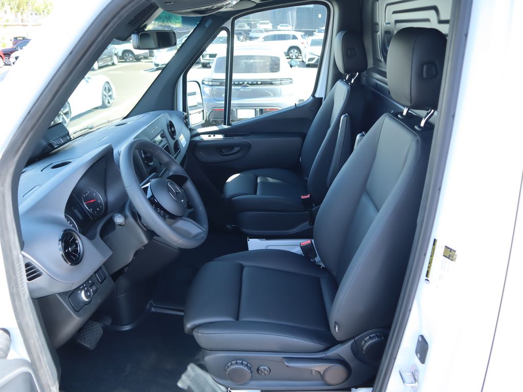 Thumbnail: 2025 Mercedes-Benz Sprinter - 18