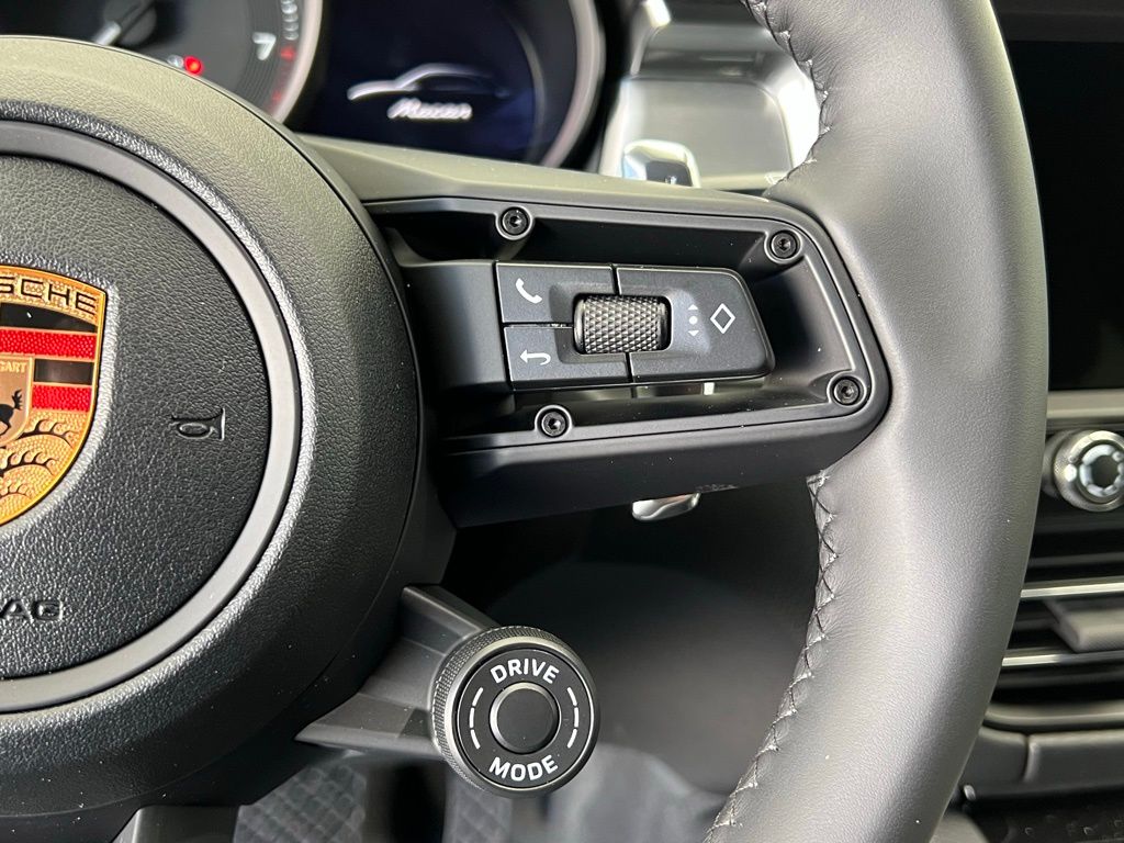 Thumbnail: 2026 Porsche Macan - 9