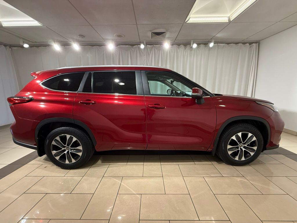 Thumbnail: 2023 Toyota Highlander - 6