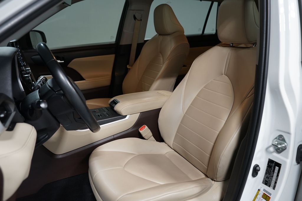 Thumbnail: 2020 Toyota Highlander - 27