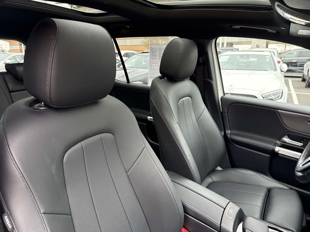 Thumbnail: 2022 Mercedes-Benz GLB - 24