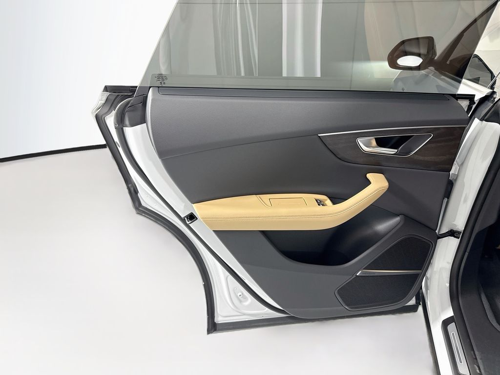 Thumbnail: 2027 Audi Q8 - 27