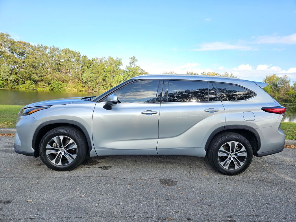 2022 Toyota Highlander XLE 2