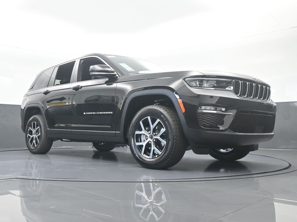 Used 2025 Diamond Black Crystal Pearlcoat Jeep Limited image 51
