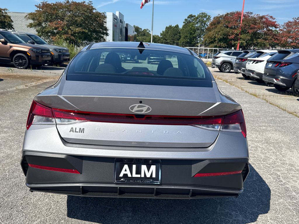 2025 Hyundai Elantra SE photo 4