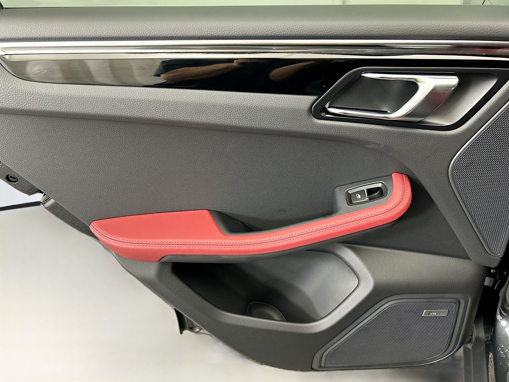 Thumbnail: 2026 Porsche Macan - 27