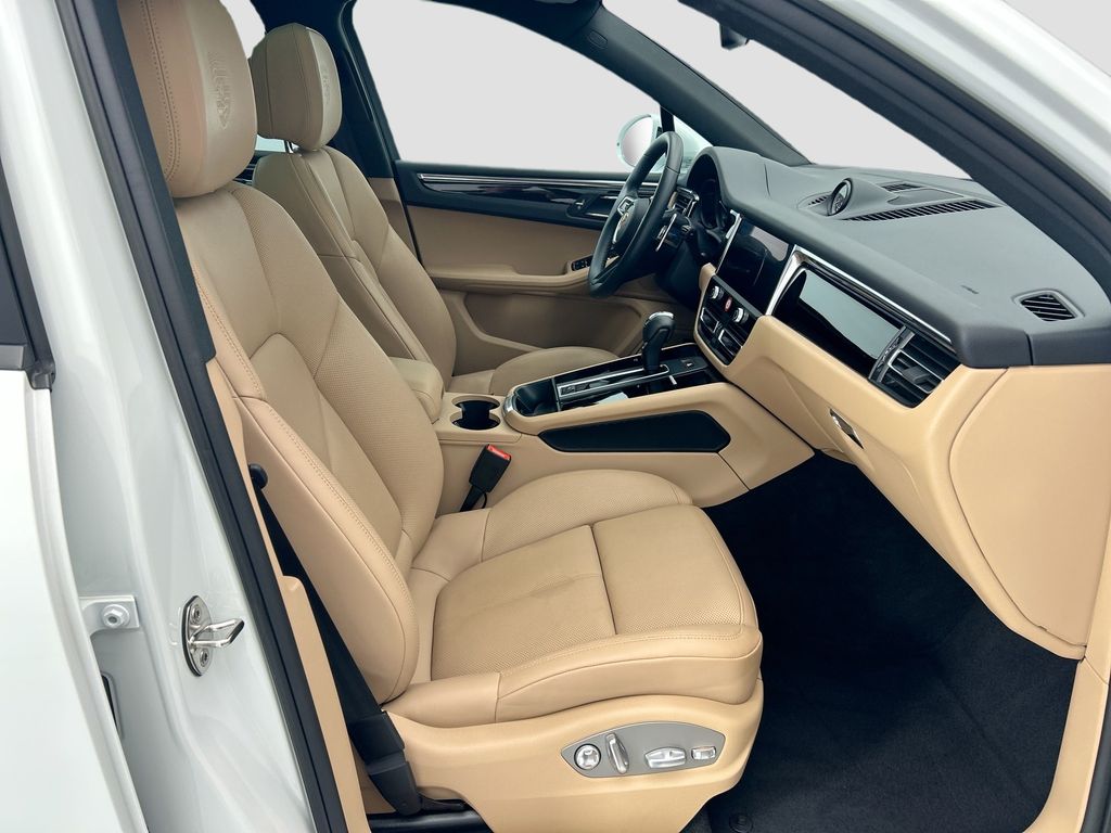 Thumbnail: 2025 Porsche Macan - 21