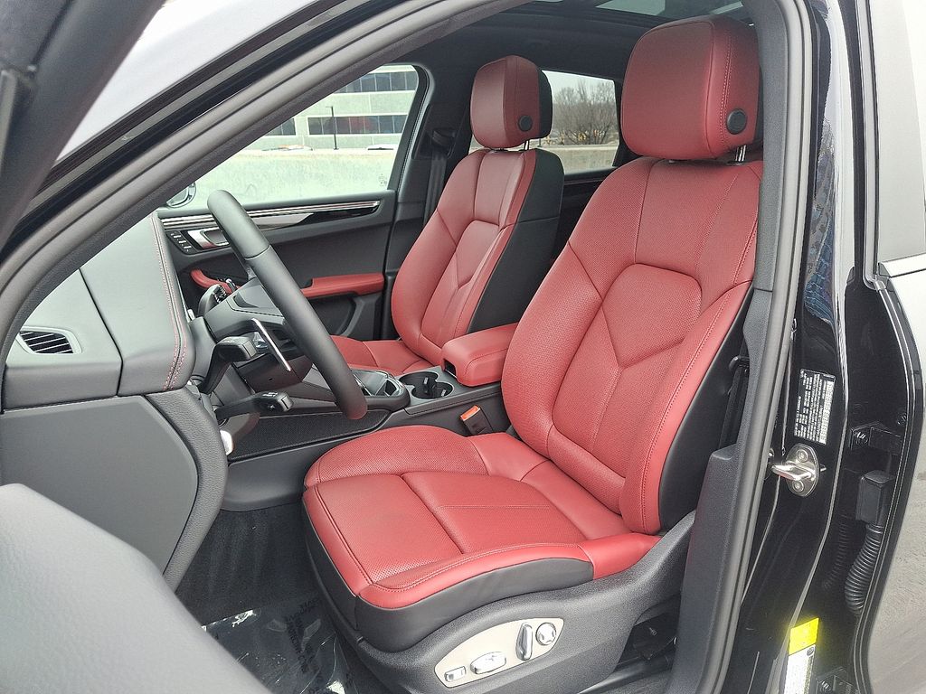 Thumbnail: 2026 Porsche Macan - 5