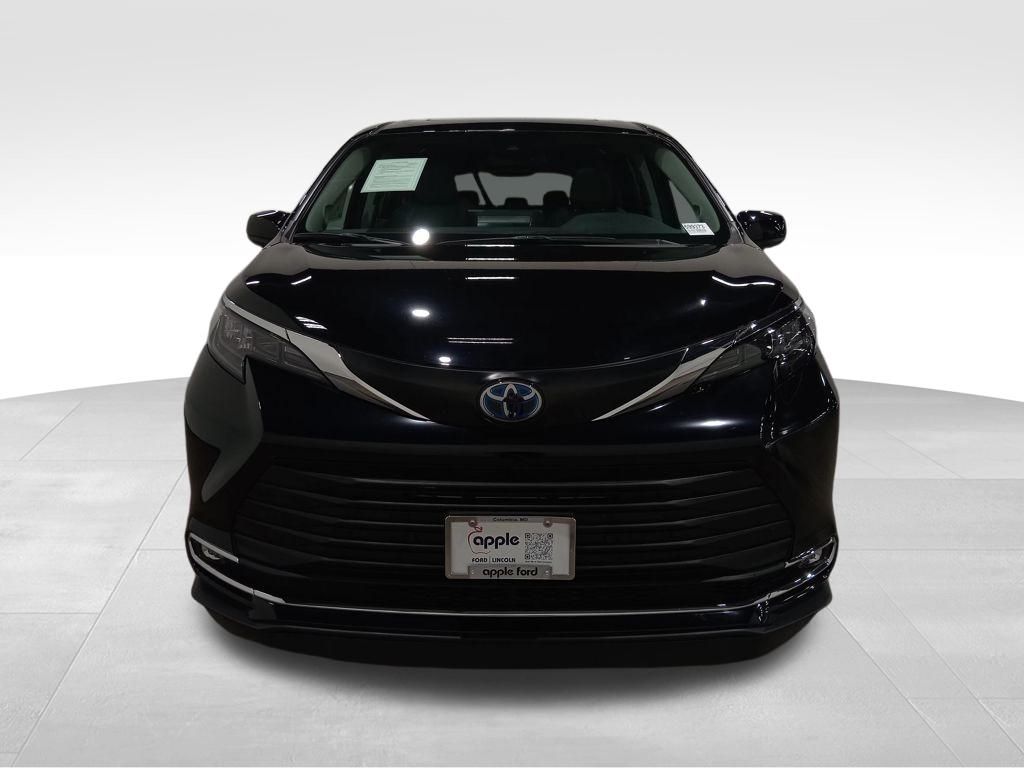 2024 Toyota Sienna XLE — Black — photo 9