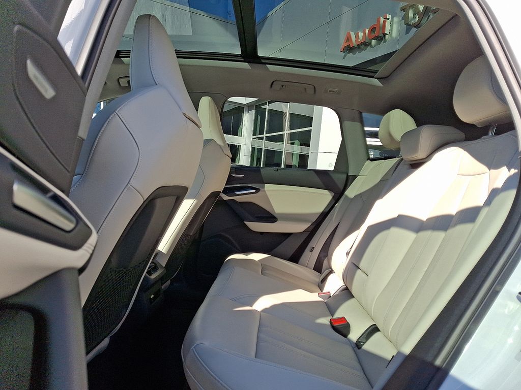 Thumbnail: 2025 Audi Q6 e-tron - 9