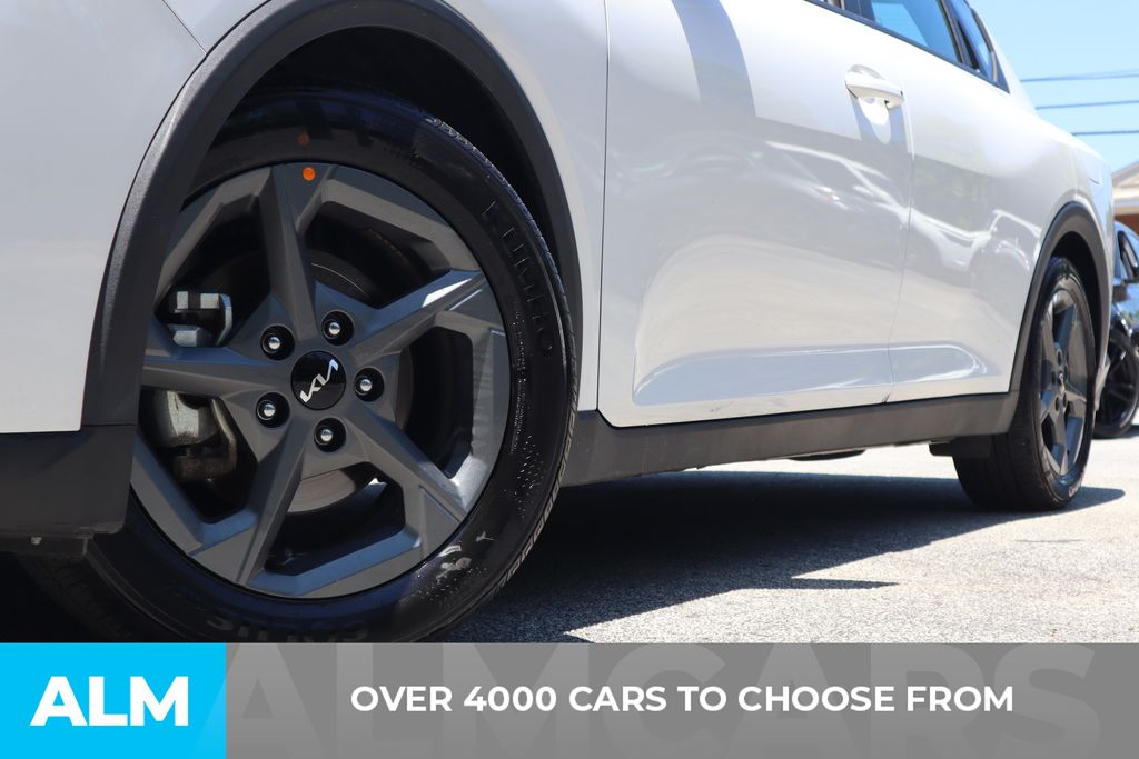 Used 2025 White Kia LXS image 3