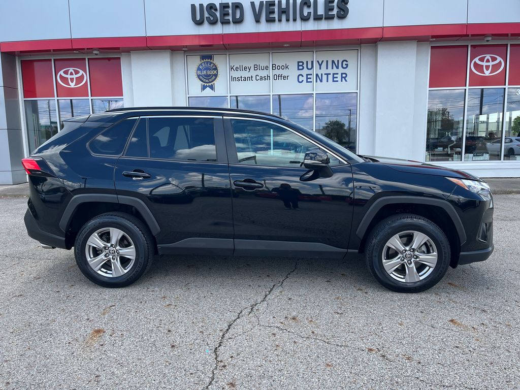 2022 Toyota RAV4 XLE photo