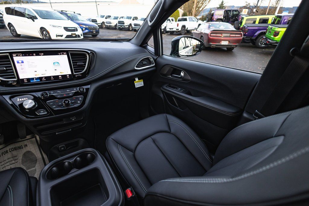 2026 Chrysler Pacifica Select thumbnail 23