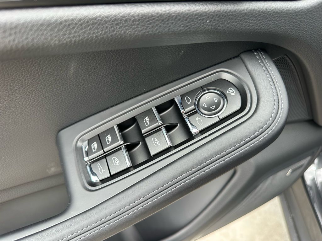 Thumbnail: 2026 Porsche Macan - 21