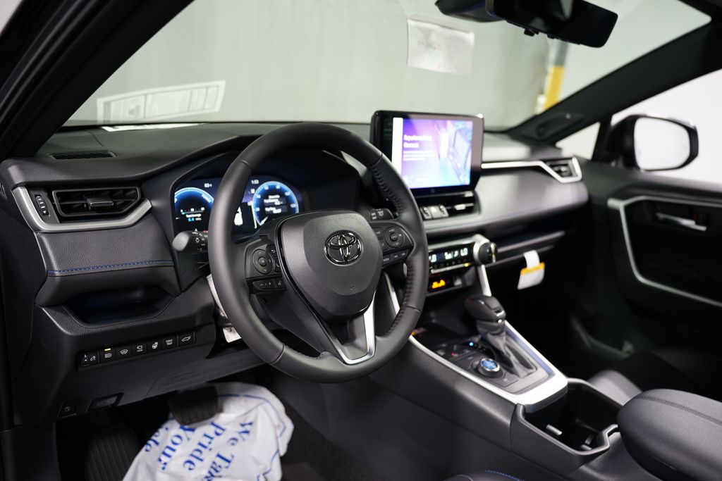 2025 Toyota RAV4 XSE 11