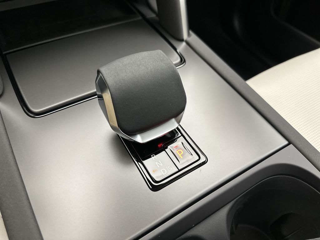 Thumbnail: 2024 Land Rover Discovery Sport - 17