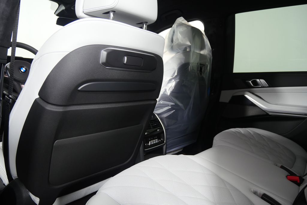 Thumbnail: 2026 BMW X7 - 18