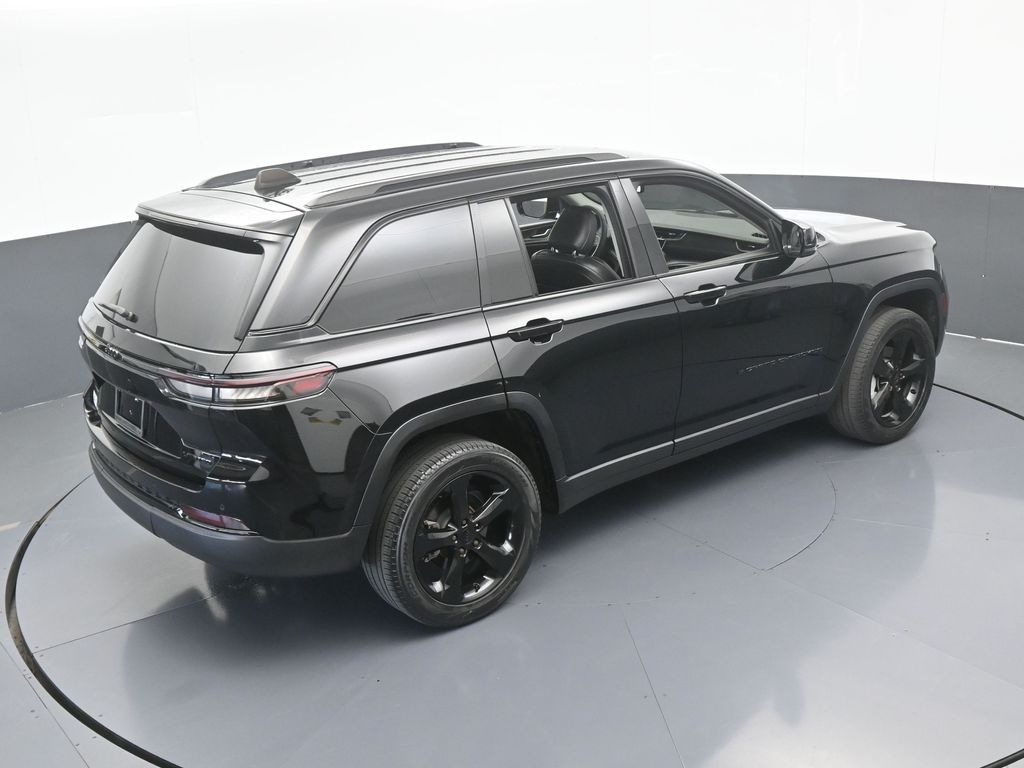 Used 2023 Diamond Black Crystal Pearlcoat Jeep Limited image 54