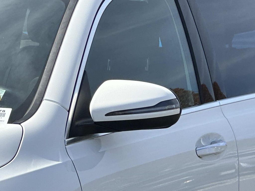 Thumbnail: 2022 Mercedes-Benz GLB - 2