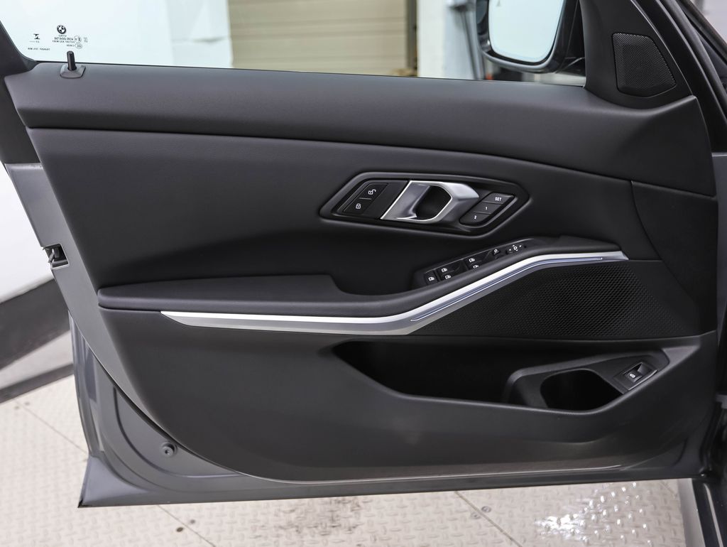 Thumbnail: 2024 BMW 3 Series - 9