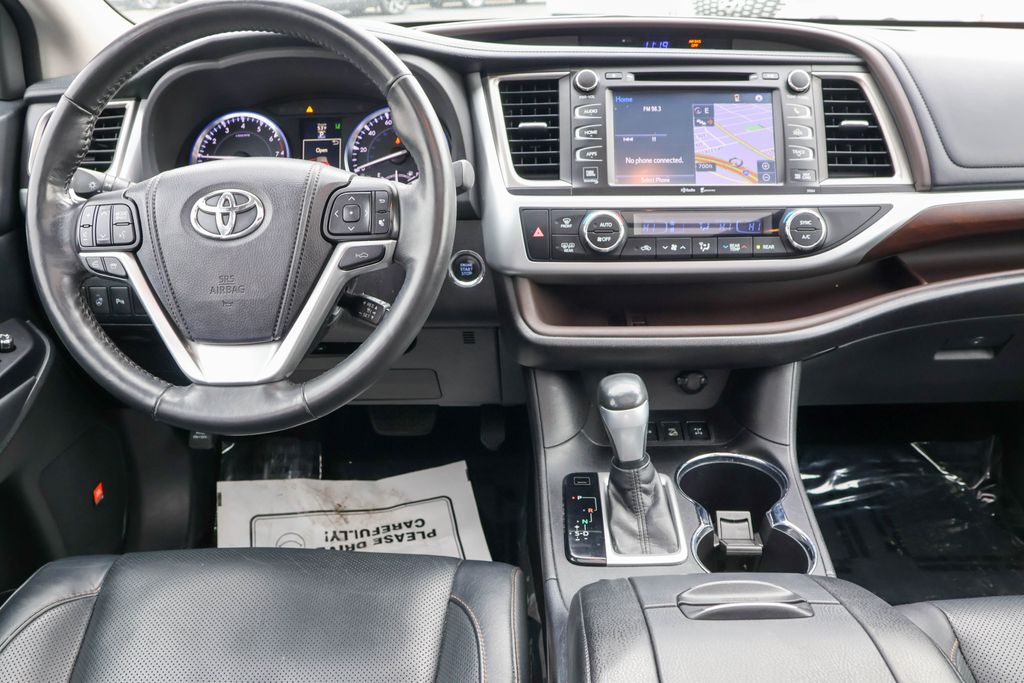 2015 Toyota Highlander Limited 32