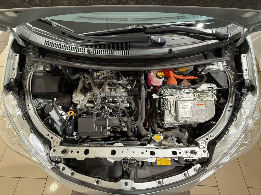 Thumbnail: 2013 Toyota Prius c - 10