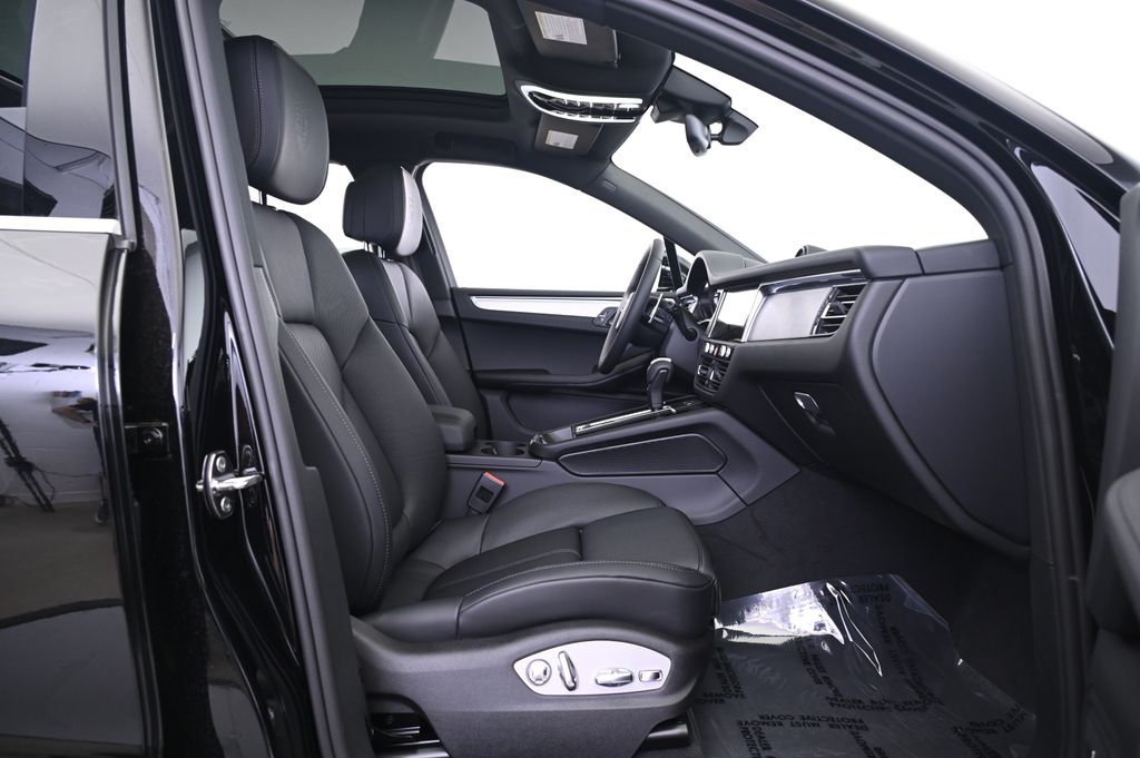 Thumbnail: 2025 Porsche Macan - 23