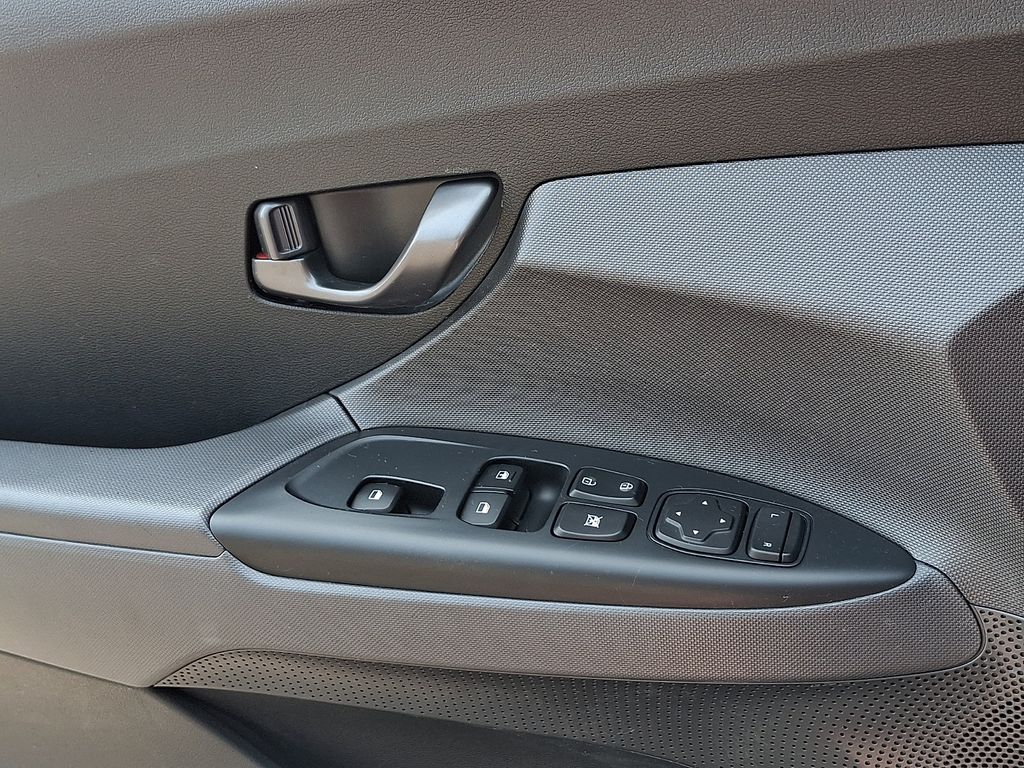 Thumbnail: 2019 Hyundai Veloster - 25