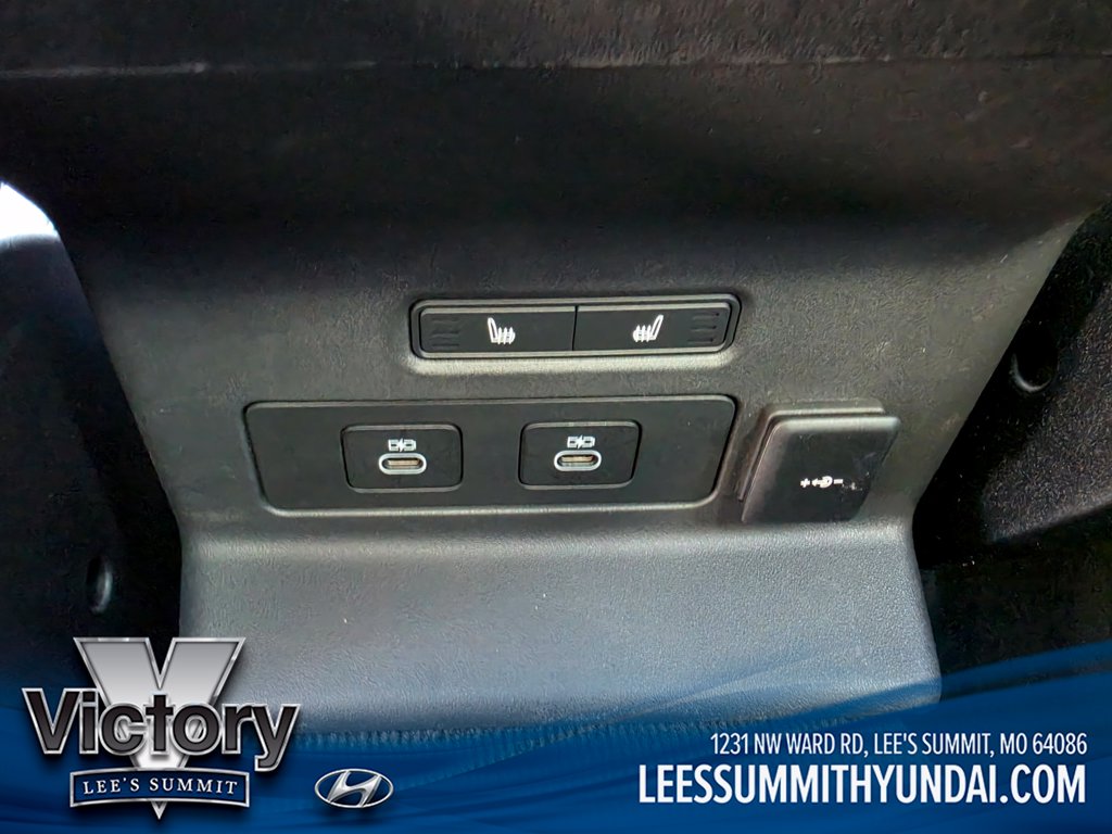 Used 2025  Land Rover Dynamic SE image 21