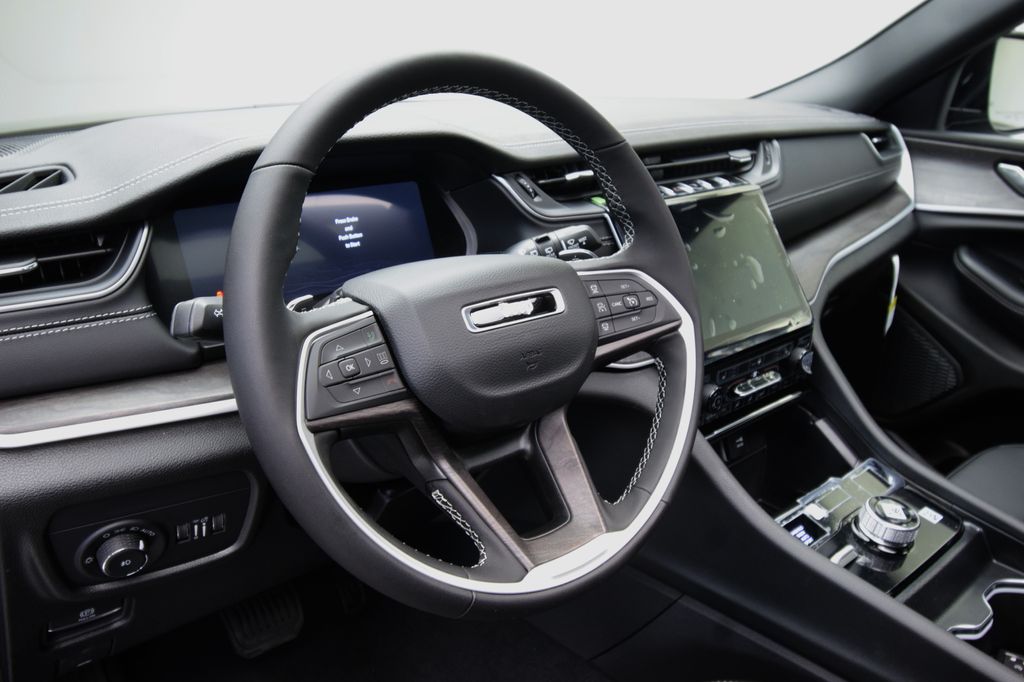 new 2025 Jeep Grand Cherokee car, priced at $50,186