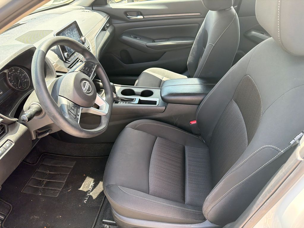 Used 2025 White Nissan 2.5 SV image 9