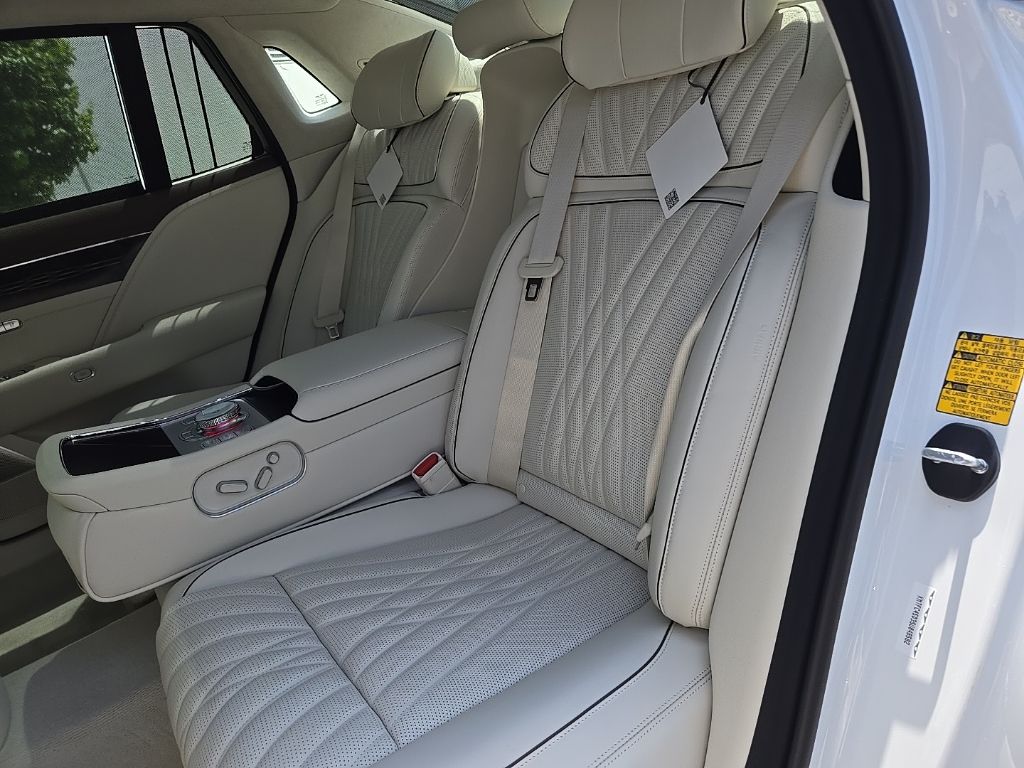 2025 Genesis G90  28