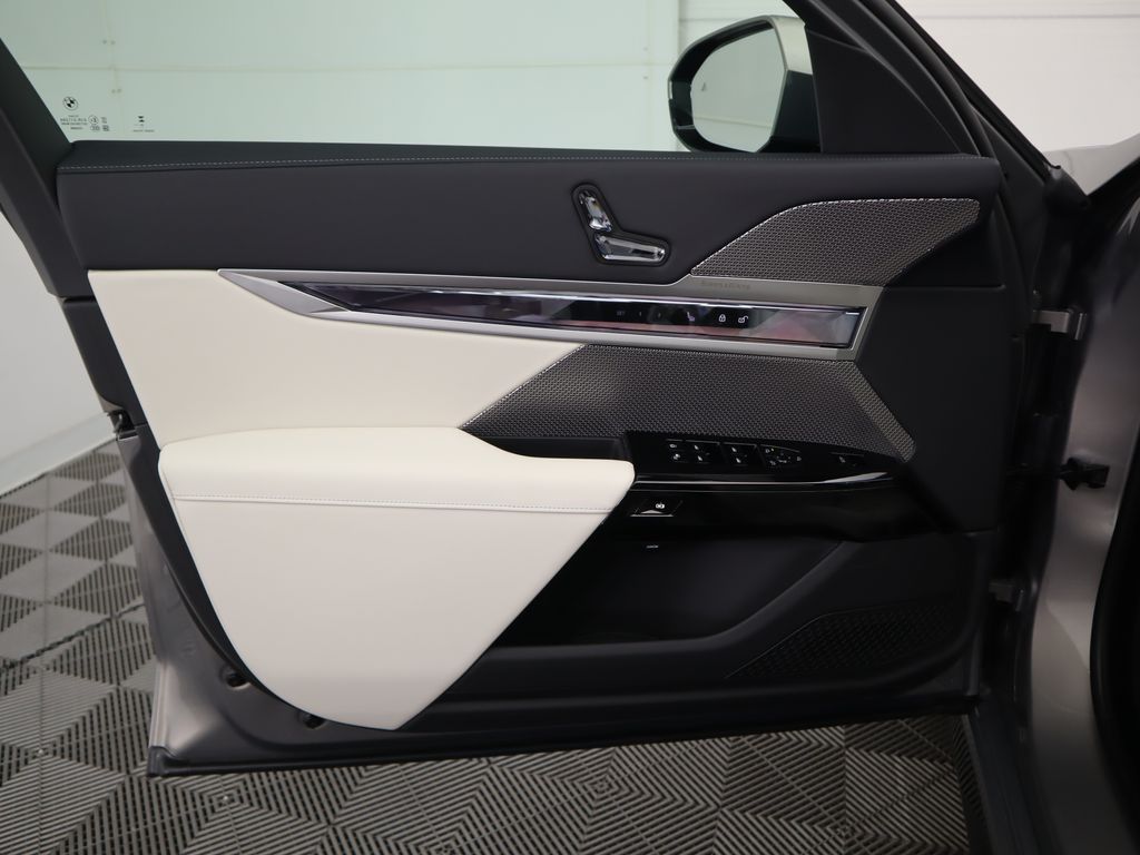 Thumbnail: 2025 BMW 7 Series - 25