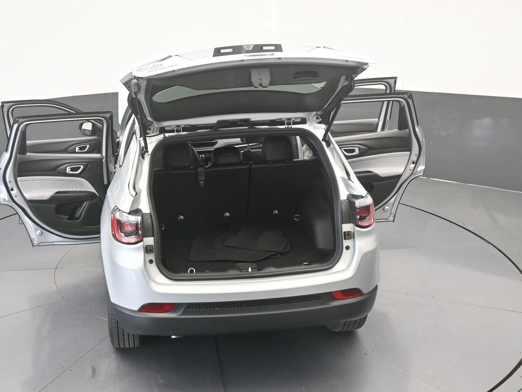 Used 2025 Silver Zynith Metallic Clearcoat Jeep Latitude image 37