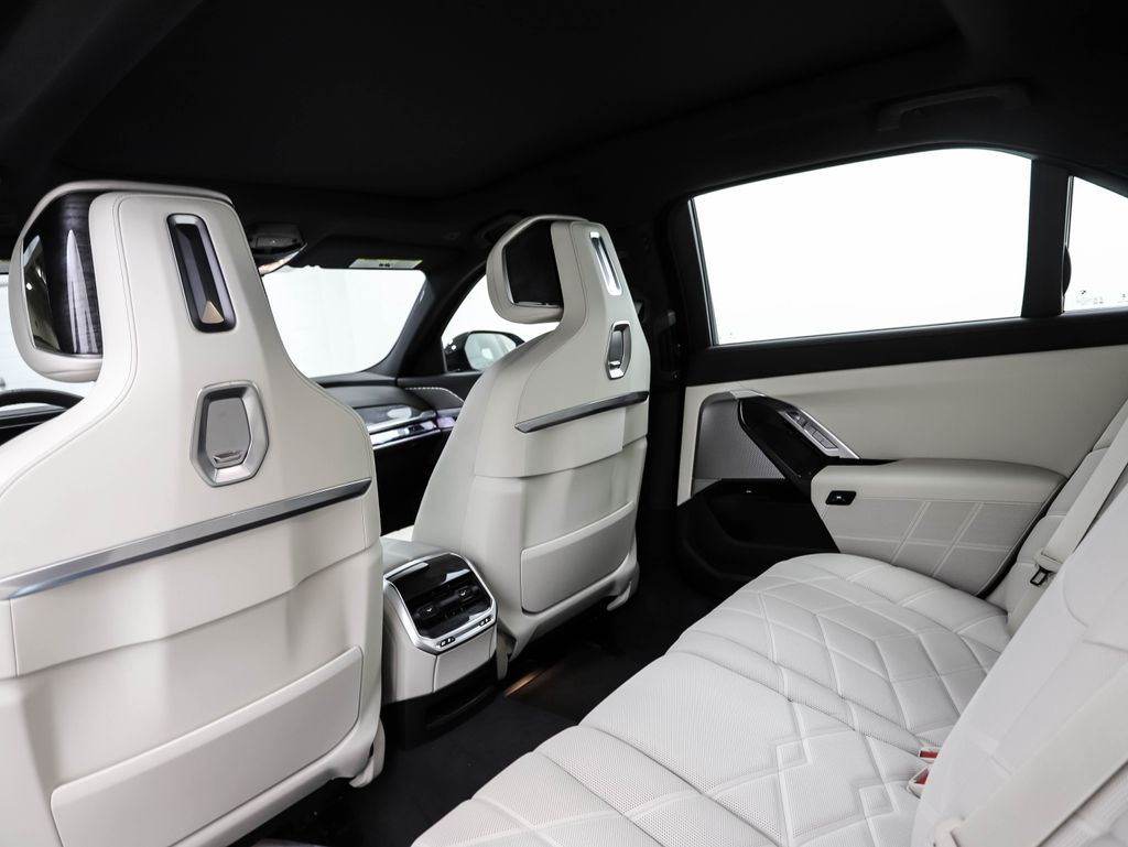 2025 BMW i7 xDrive60 21
