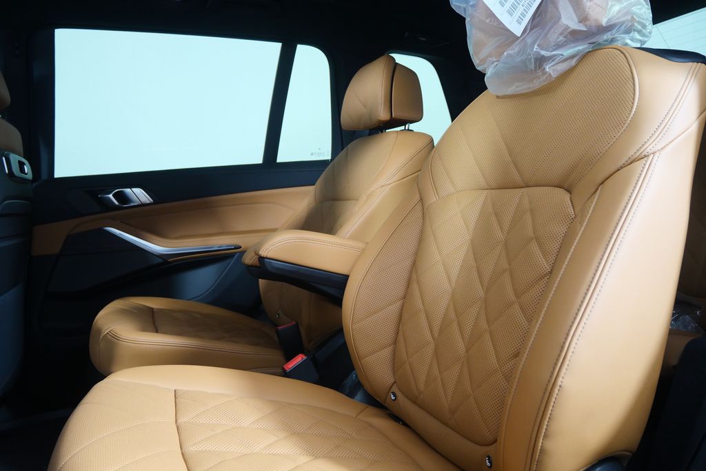 Thumbnail: 2026 BMW X7 - 16
