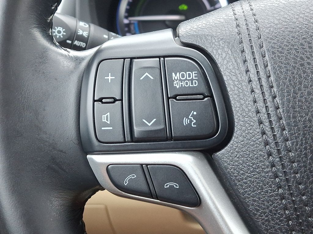 Thumbnail: 2017 Toyota Highlander - 23