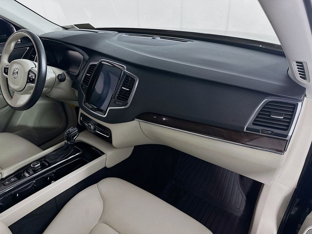 Used 2019 Blue Volvo T6 Momentum image 32