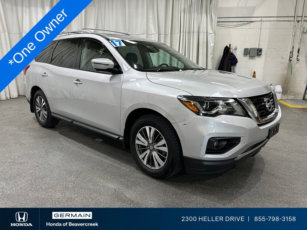  2017 Nissan Pathfinder SL   