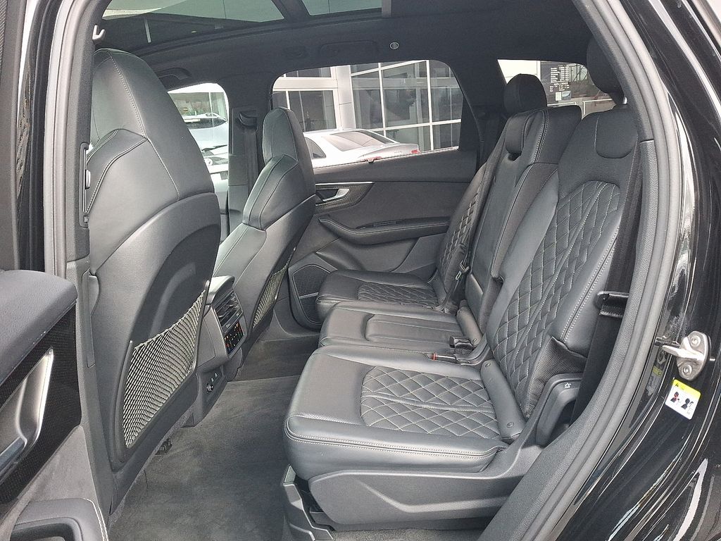 Thumbnail: 2023 Audi SQ7 - 10