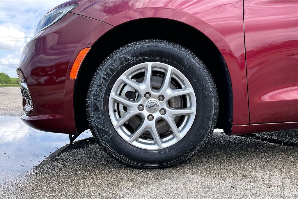Used 2023 Chrysler Pacifica Touring L 4D Passenger Van