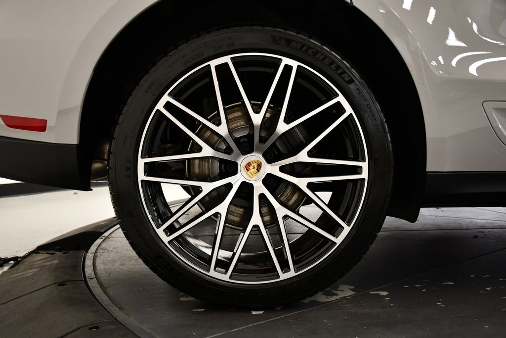 Thumbnail: 2026 Porsche Macan - 18