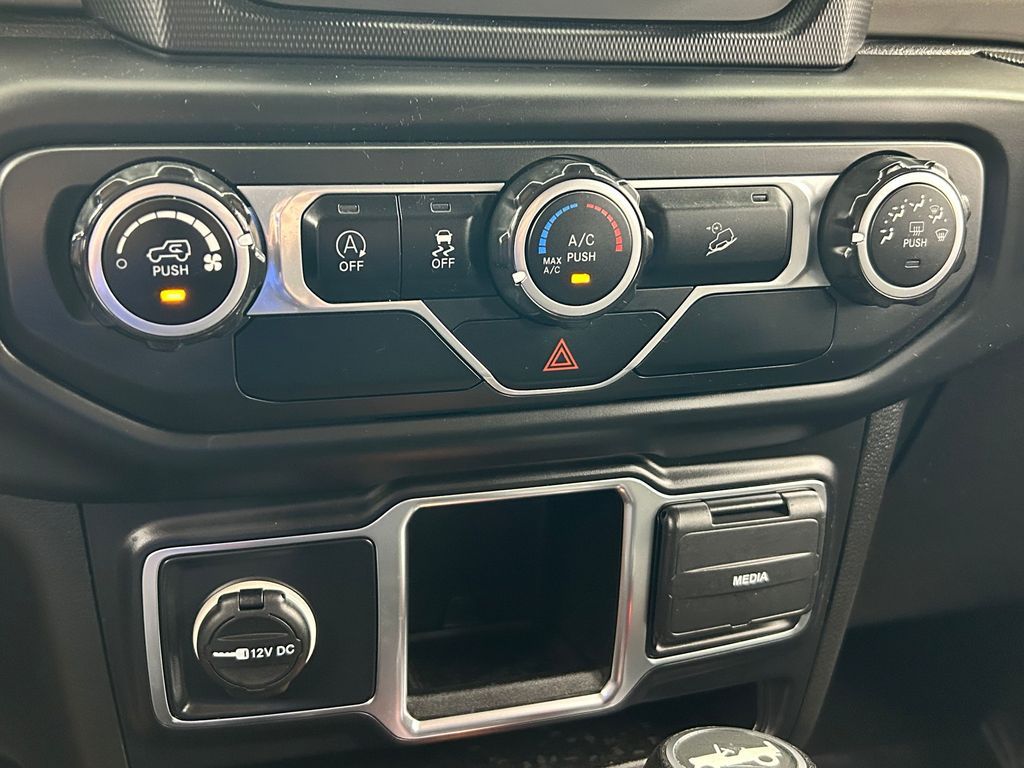 Used 2018 Punkn Metallic Clearcoat Jeep Unlimited Sport image 33