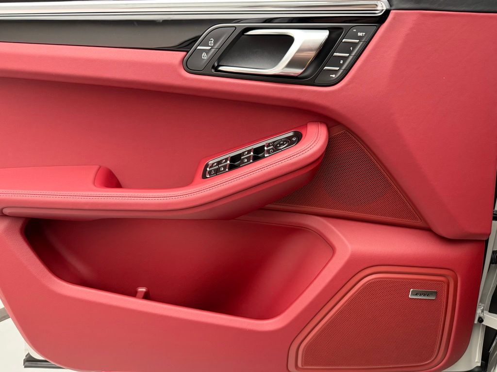 Thumbnail: 2026 Porsche Macan - 20