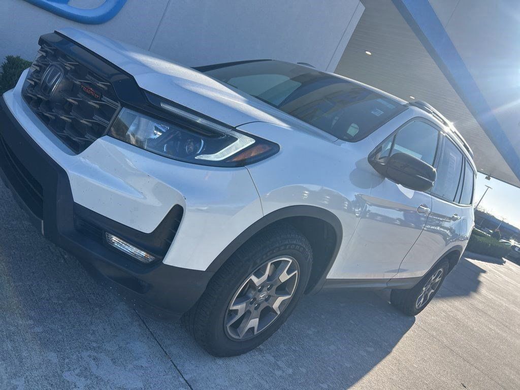 View vehicle photo 4