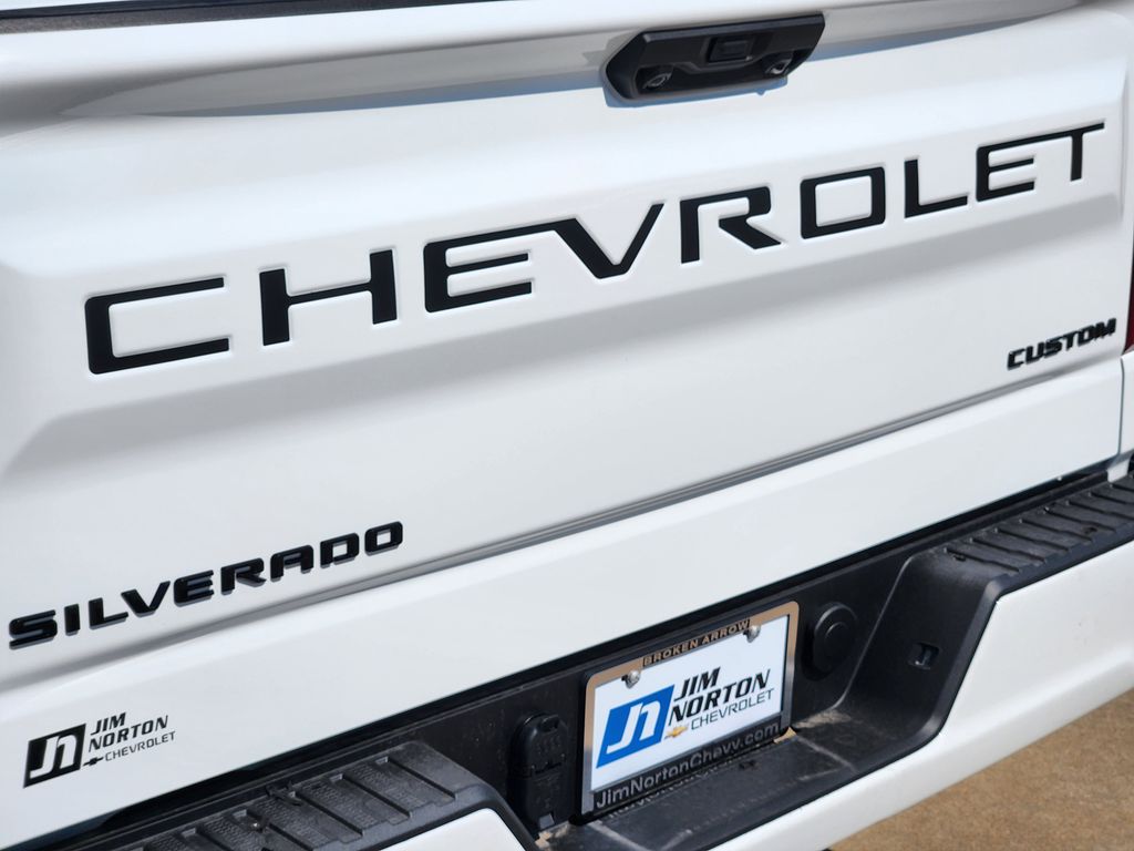2025 Chevrolet Silverado 1500 Custom photo 2