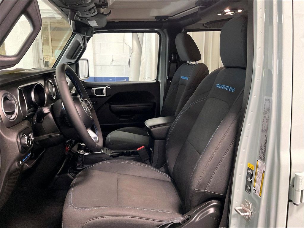2023 Jeep Wrangler — photo 10